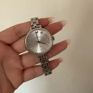 Marc Jacobs Metallic Silver Bracelet Watch Marc Jacobs Vic Silver Dial Silver Steel Strap Watch for Women main image 3